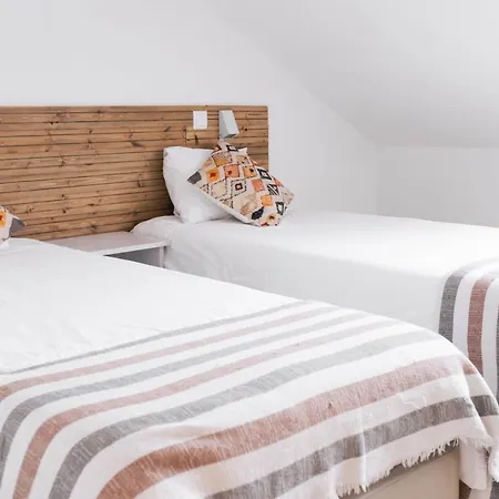 Ferrel Surf House Couette-café Baleal